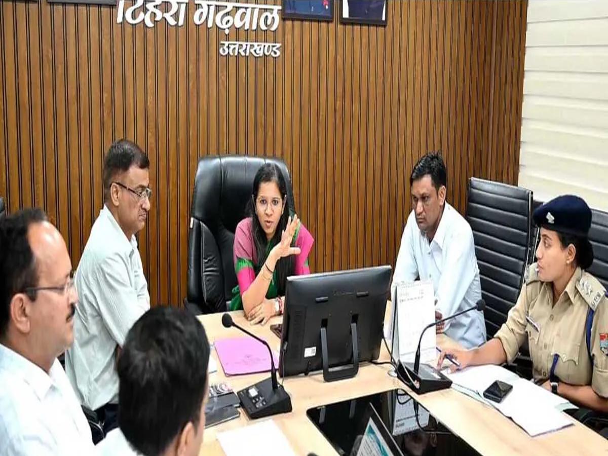 सड़कों को 15 अक्तूबर तक ठीक करें इंजीनियर: डीएम